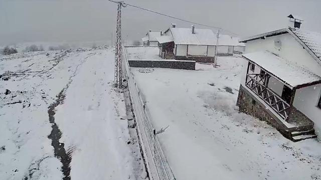 Ankara'nın yüksek kesimlerine kar yağdı