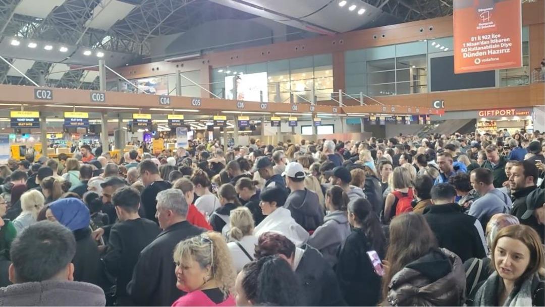 Sabiha Gökçen de hava muhalefeti engeli: 127 sefer iptal edildi, yolcular terminalde kaldı 2