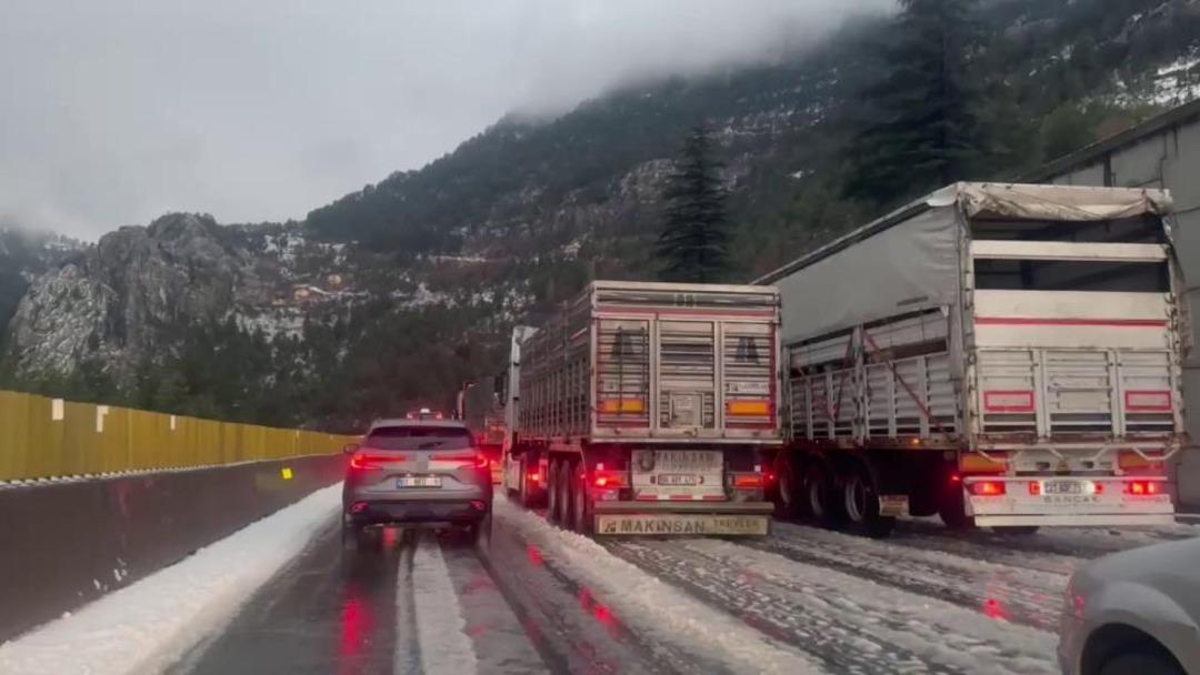 Adana da dolu ulaşımda aksamalara neden oldu 1