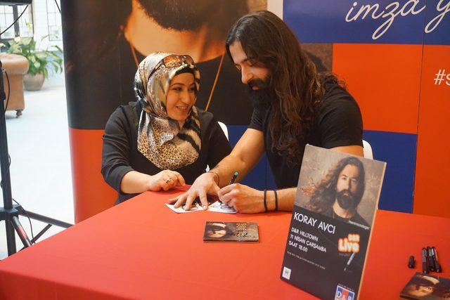 Koray Avcı yeni albümünü ilk kez imzaladı