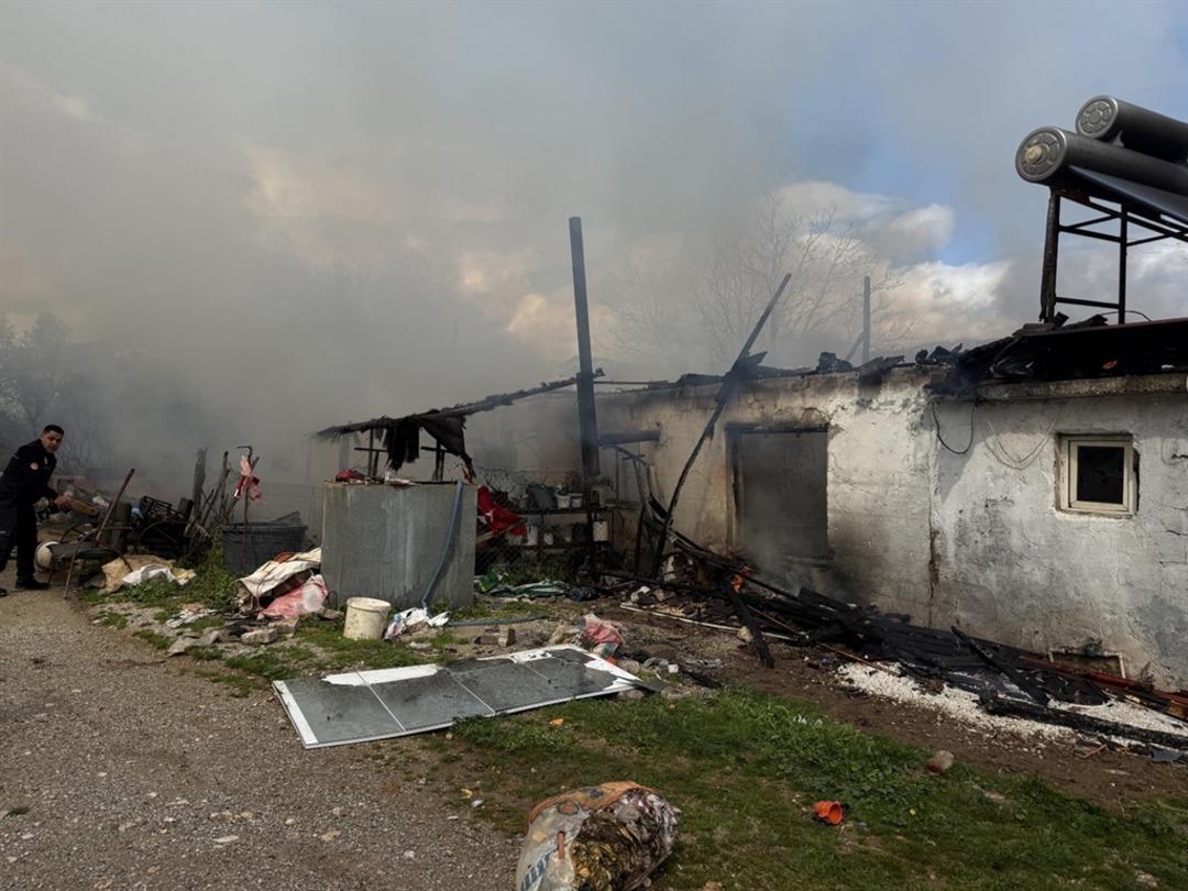 Muğla&rsquo;da evde &ccedil;ıkan yangında aile alevlerin arasından kurtuldu 1