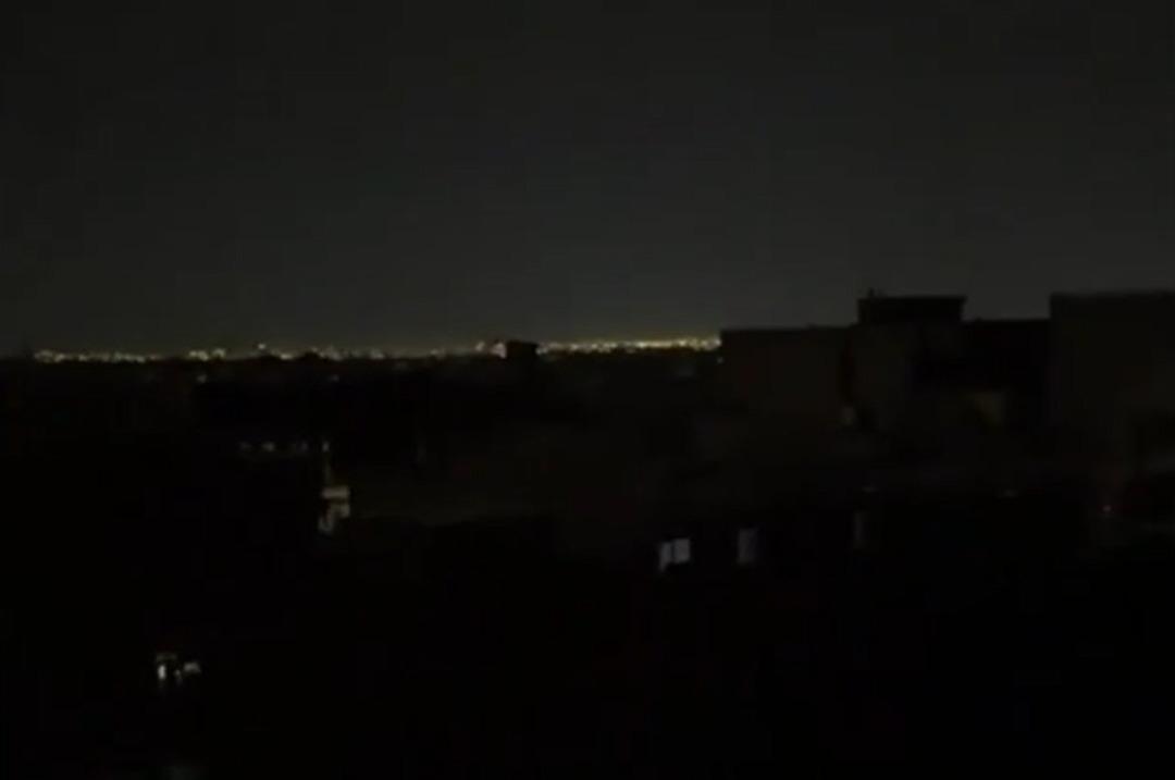 İsrail, İran ın elektrik tesislerine saldırdı! Tahran karanlığa g&ouml;m&uuml;l&uuml; 1