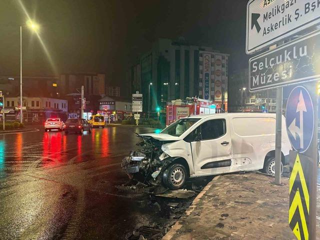 Hafif ticari ara&ccedil; ile otomobil &ccedil;arpıştı: 2 yaralı 3