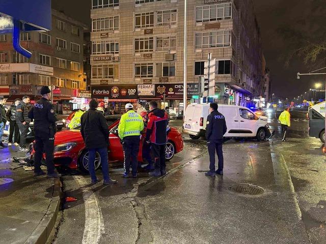 Hafif ticari ara&ccedil; ile otomobil &ccedil;arpıştı: 2 yaralı 2