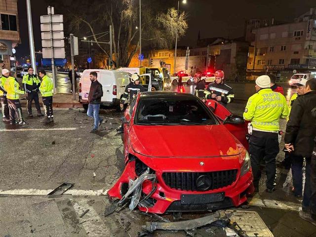 Hafif ticari ara&ccedil; ile otomobil &ccedil;arpıştı: 2 yaralı 1