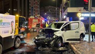 Hafif ticari ara&ccedil; ile otomobil &ccedil;arpıştı: 2 yaralı