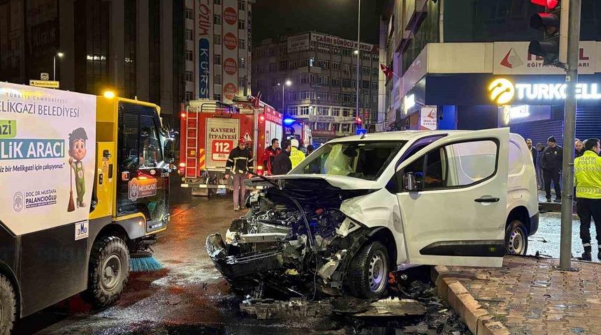 Hafif ticari ara&ccedil; ile otomobil &ccedil;arpıştı: 2 yaralı