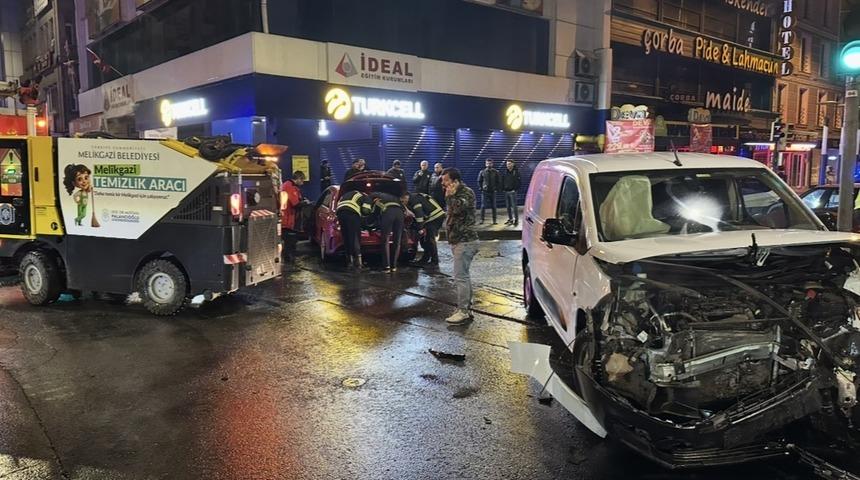 Kayseri'de trafik kazasında 2 kişi yaralandı
