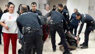 Aynı evde bastığı adamı bı&ccedil;akladı, annesi polise tokat attı