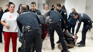 Aynı evde bastığı adamı bıçakladı, annesi herkesin içinde polise tokat attı