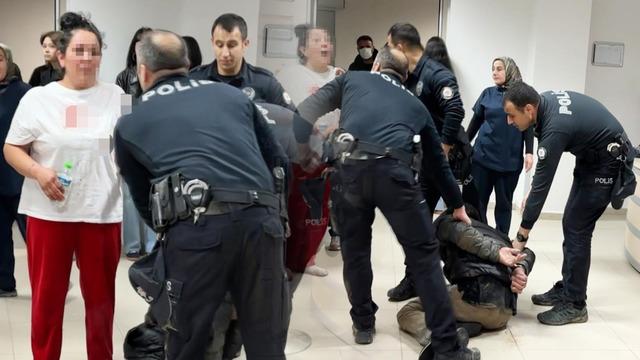 Aynı evde bastığı adamı bıçakladı, annesi herkesin içinde polise tokat attı