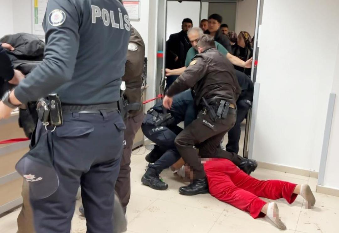 Aynı evde bastığı adamı bıçakladı, annesi herkesin içinde polise tokat attı 2