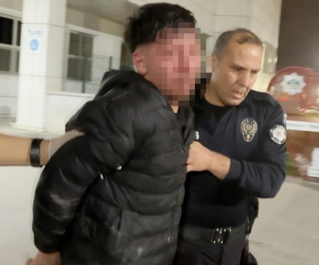 Aynı evde bastığı adamı bıçakladı, annesi herkesin içinde polise tokat attı 5