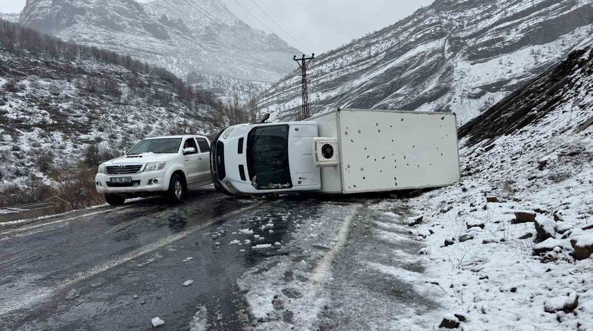 Şırnak&rsquo;ta kamyonet devrildi: 1 yaralı