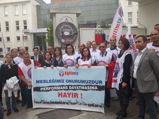 Eğitimcilerden siyah çelenkli protesto