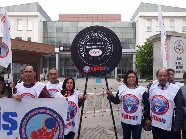 Eğitimcilerden siyah çelenkli protesto