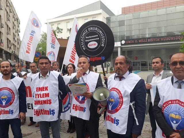 Eğitimcilerden siyah çelenkli protesto