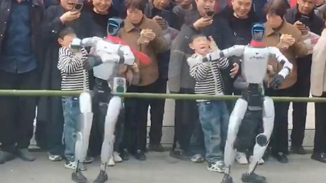 Dans ederken bir anda tokat attı! İnsansı robotun o anları sosyal medyayı şoke etti