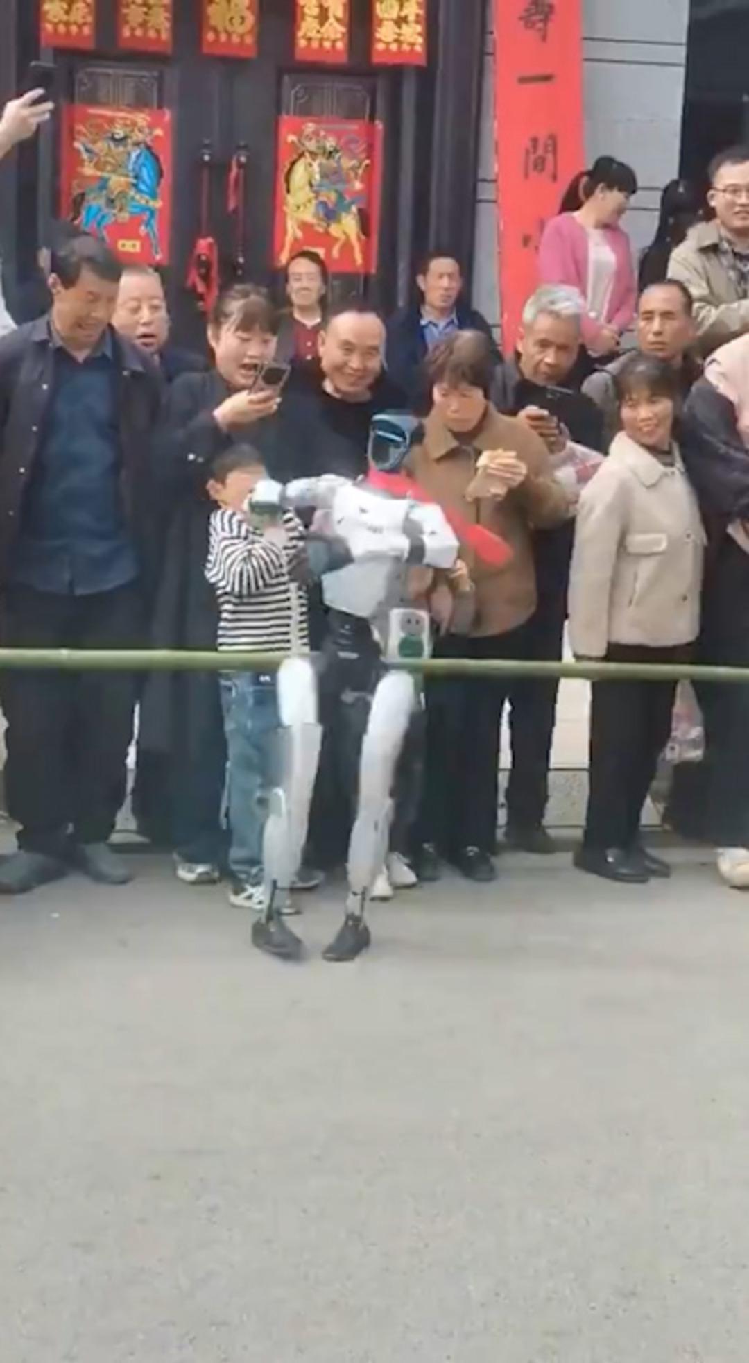 Dans ederken bir anda tokat attı! İnsansı robotun o anları sosyal medyayı şoke etti 1