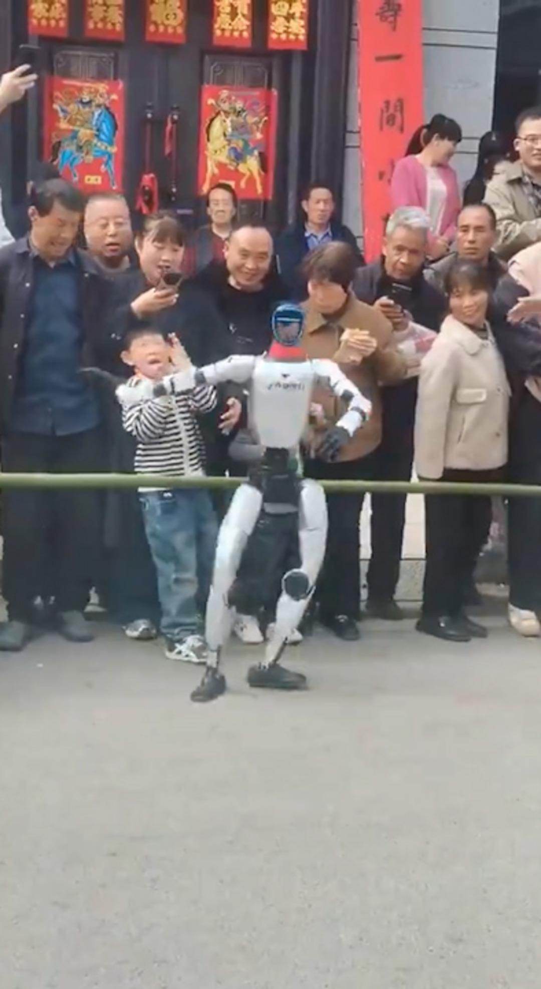 Dans ederken bir anda tokat attı! İnsansı robotun o anları sosyal medyayı şoke etti 2