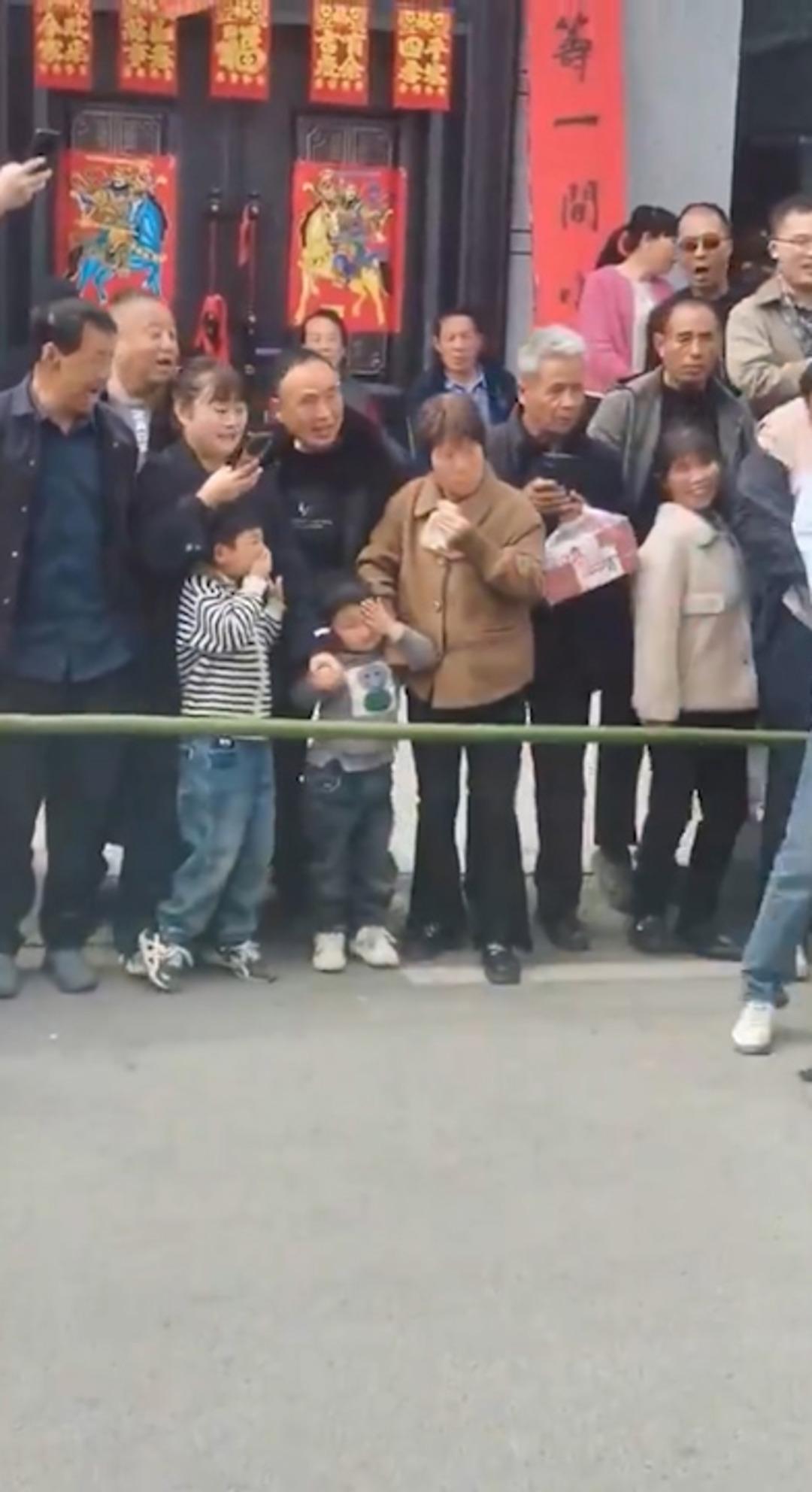 Dans ederken bir anda tokat attı! İnsansı robotun o anları sosyal medyayı şoke etti 3