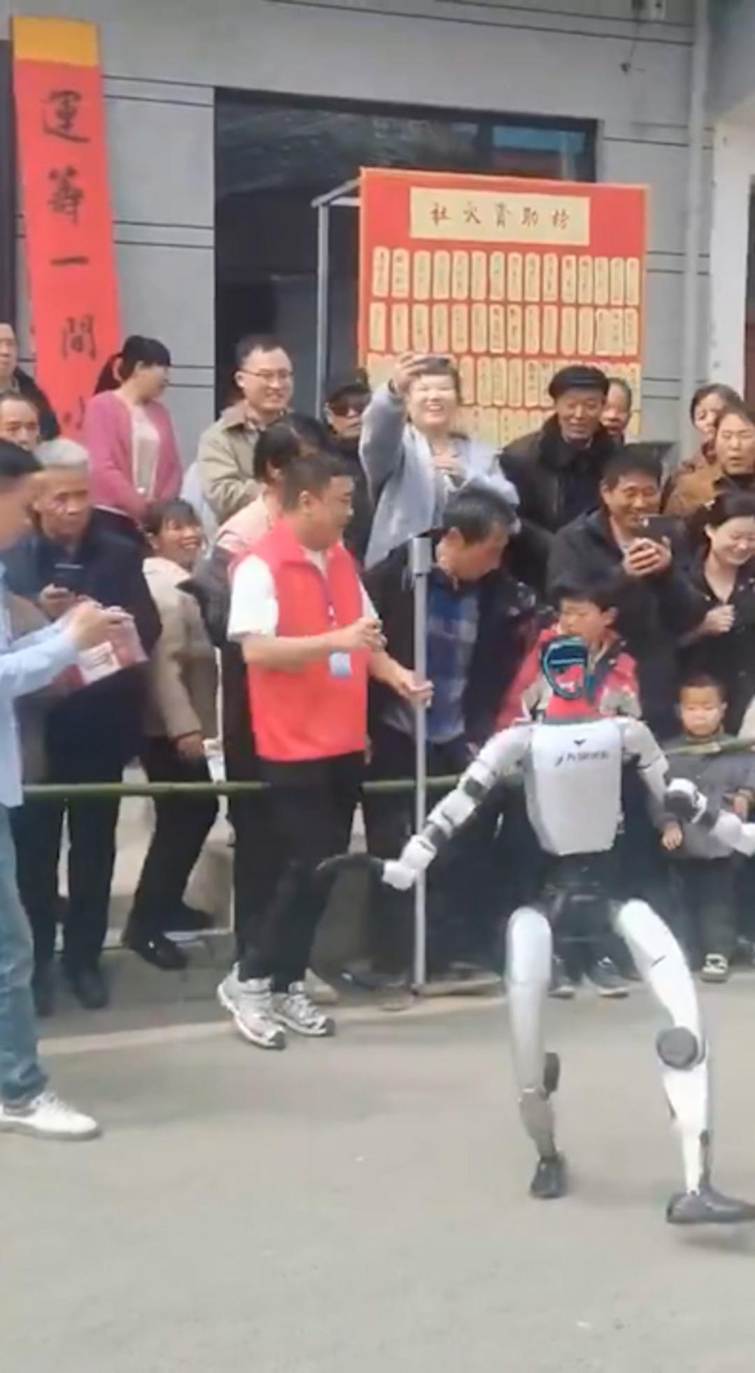 Dans ederken bir anda tokat attı! İnsansı robotun o anları sosyal medyayı şoke etti 4