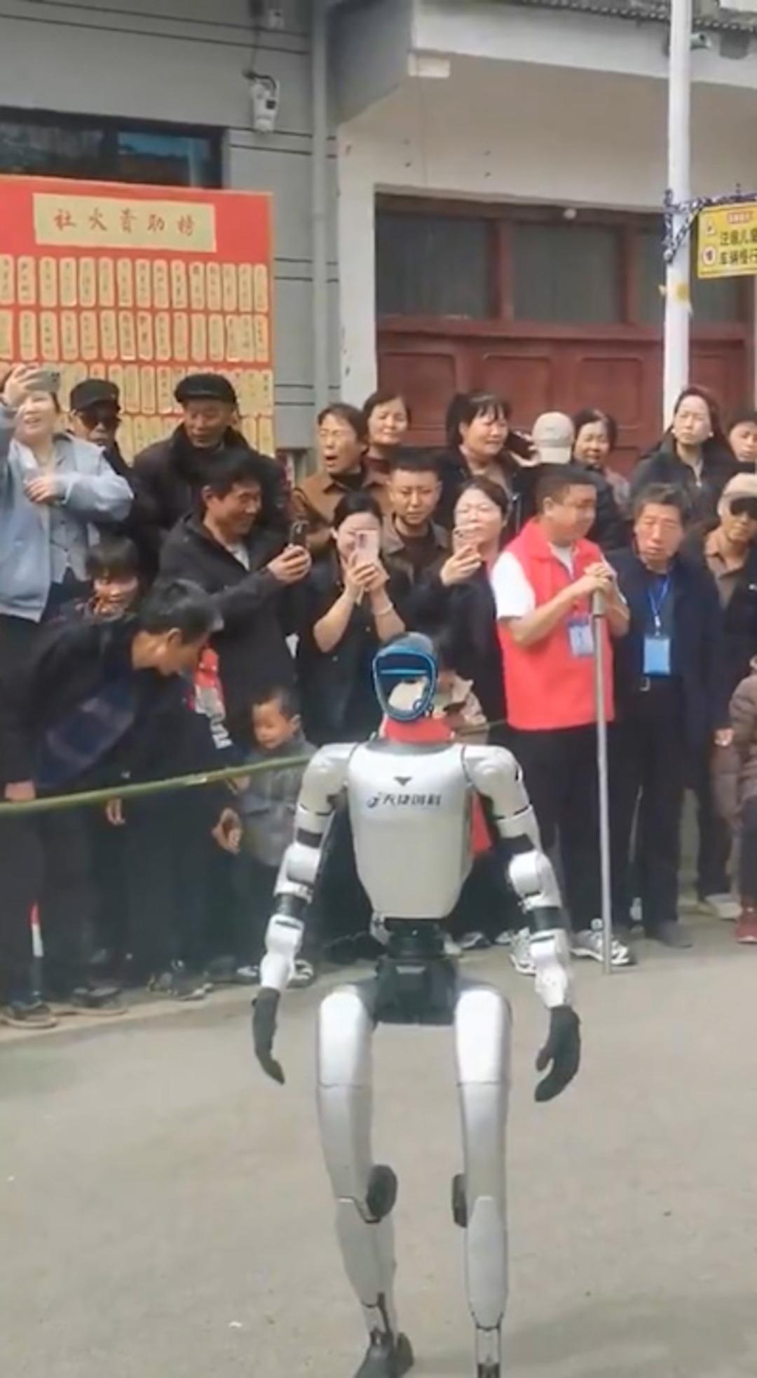 Dans ederken bir anda tokat attı! İnsansı robotun o anları sosyal medyayı şoke etti 5