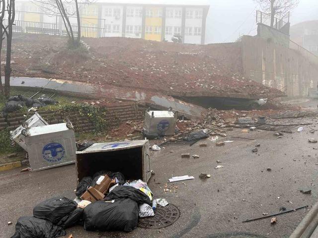 Maltepe&rsquo;de okulun istinat duvarı &ccedil;&ouml;kt&uuml;: Ara&ccedil; kullanılamaz hale geldi 3