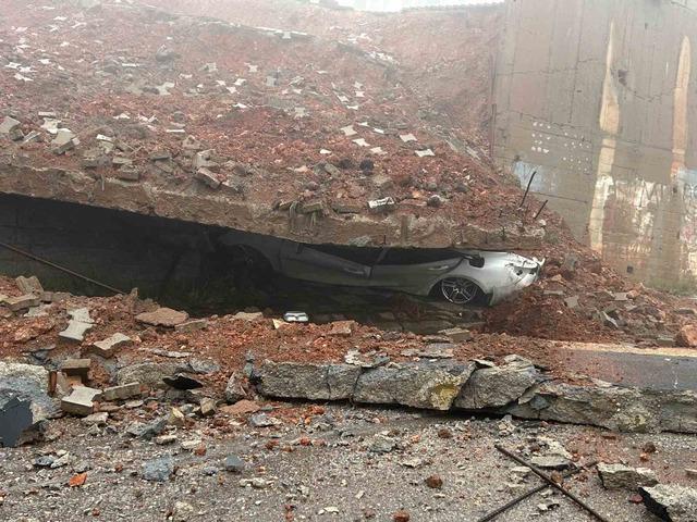 Maltepe&rsquo;de okulun istinat duvarı &ccedil;&ouml;kt&uuml;: Ara&ccedil; kullanılamaz hale geldi 1