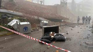 Maltepe’de okulun istinat duvarı çöktü: Araç kullanılamaz hale geldi