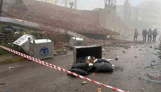 Maltepe&rsquo;de okulun istinat duvarı &ccedil;&ouml;kt&uuml;: Ara&ccedil; kullanılamaz hale geldi