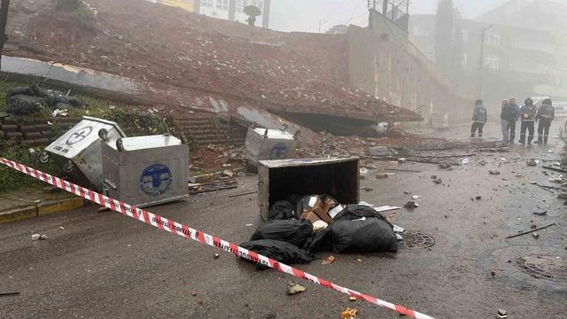Maltepe’de okulun istinat duvarı çöktü: Araç kullanılamaz hale geldi