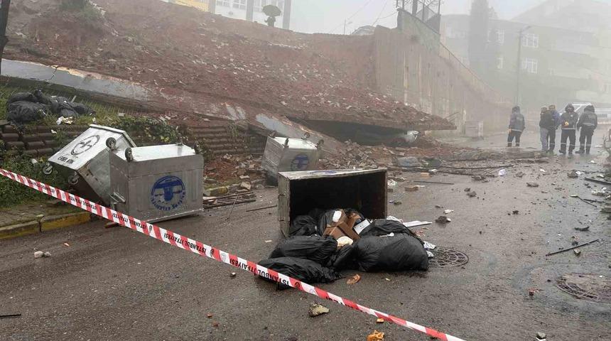 Maltepe&rsquo;de okulun istinat duvarı &ccedil;&ouml;kt&uuml;: Ara&ccedil; kullanılamaz hale geldi