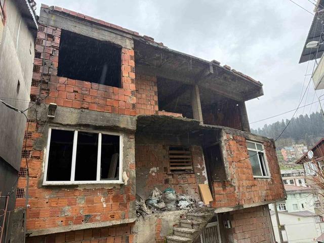 İzmit&rsquo;te kullanılmayan iki katlı evin &ccedil;atısı alev alev yandı 1