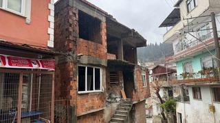 İzmit’te kullanılmayan iki katlı evin çatısı alev alev yandı