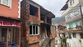 İzmit&rsquo;te kullanılmayan iki katlı evin &ccedil;atısı alev alev yandı