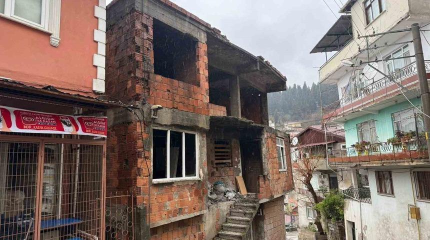 İzmit&rsquo;te kullanılmayan iki katlı evin &ccedil;atısı alev alev yandı