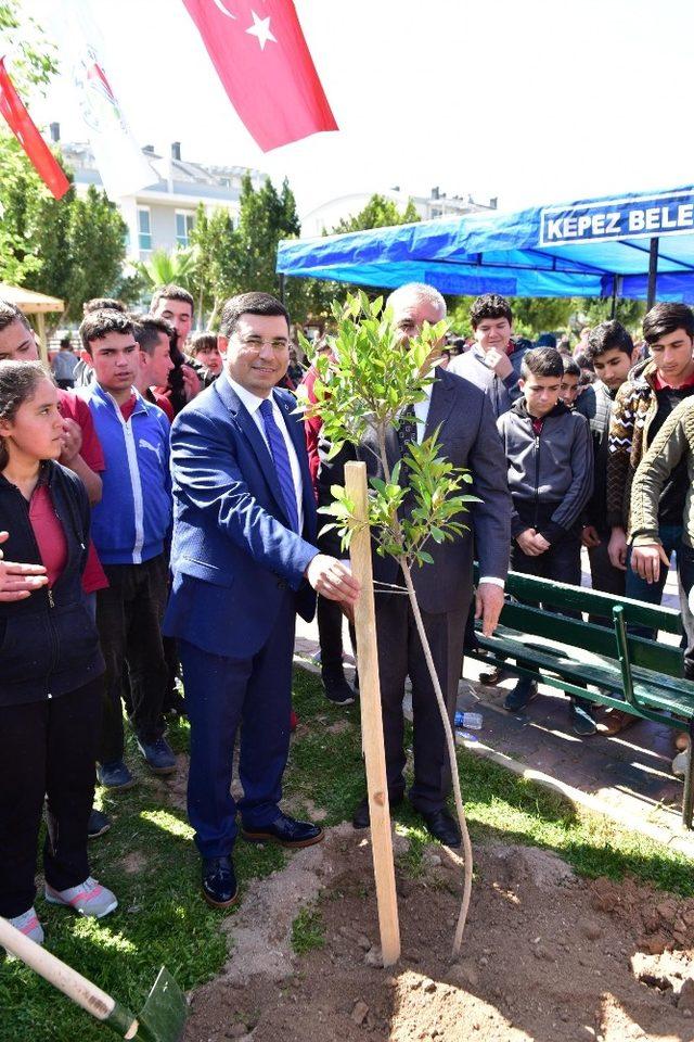 Tütüncü, öğrencilerle okul bahçesini ağaçlandırdı