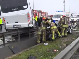 Zincirleme kazada kalbi duran polis memuru hayata d&ouml;nd&uuml;r&uuml;ld&uuml;