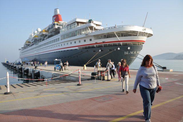 Dünya turundaki gemi Kuşadası'na geldi