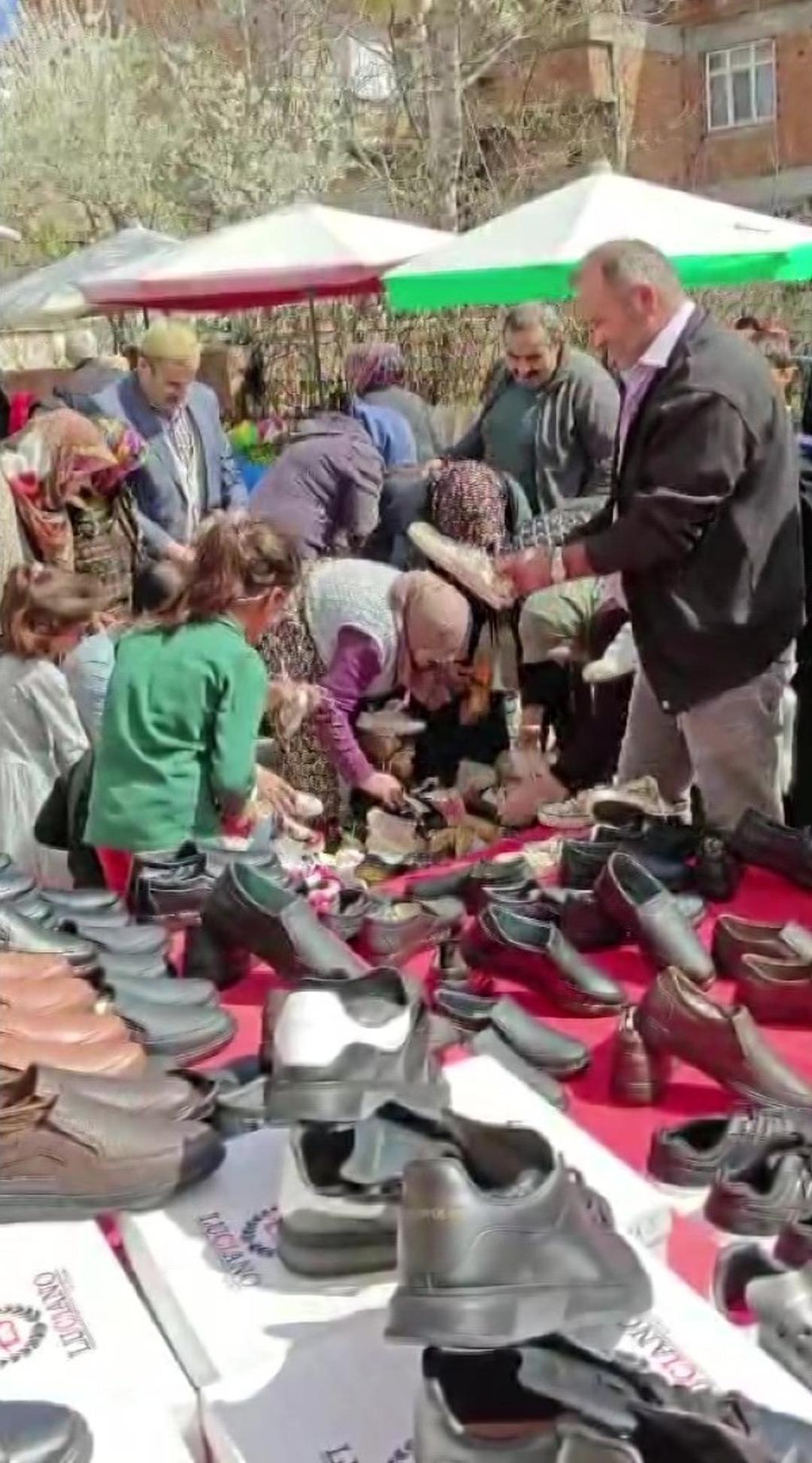 Dua isteyip binlerce ayakkabıyı bedavaya dağıttı: Duyan inanamadı! "Çaldın mı?" 1