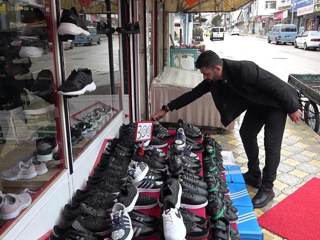 Binlerce ayakkabıyı bedavaya dağıttı! "&Ccedil;aldın mı?"