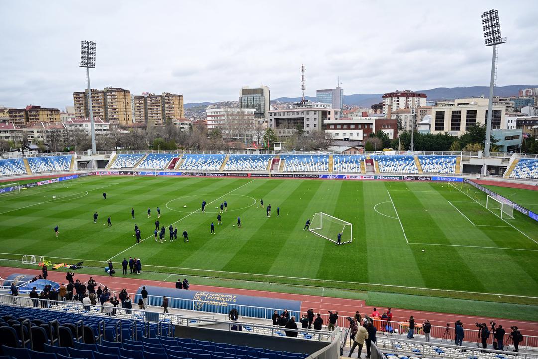 Kosova da A Milli Takıma &ccedil;irkin hareket! Gece gece otelin &ouml;n&uuml;nde yapılanlar infial uyandırdı   5