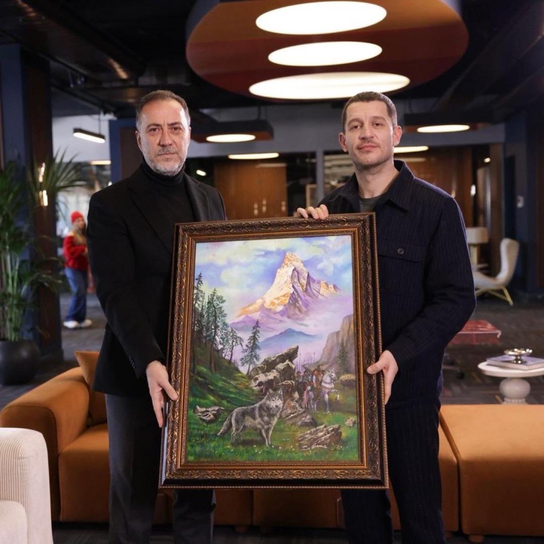 Devlet Bah&ccedil;eli nin Yeraltı nın Bozo suna hediye ettiği  bozkurt  tablosu ortaya &ccedil;ıktı 1