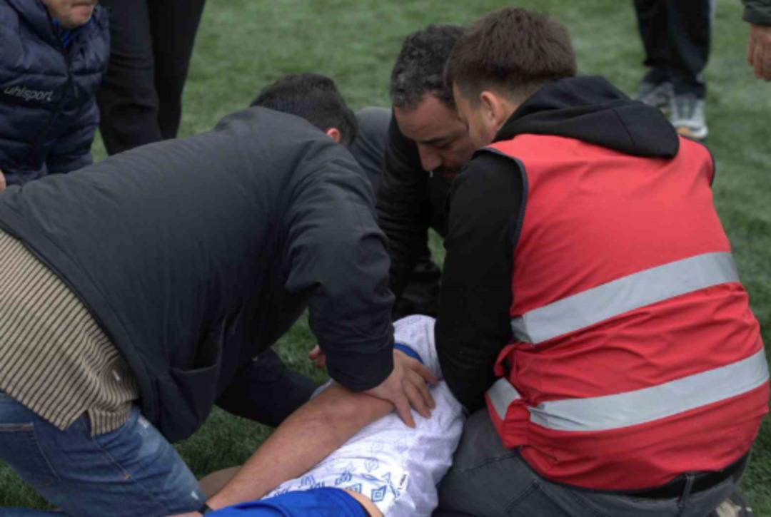 Ma&ccedil; sırasında ilgin&ccedil; olay! Yaşanan sakatlık sonrası &uuml;z&uuml;l&uuml;p ma&ccedil;ı bıraktılar 1