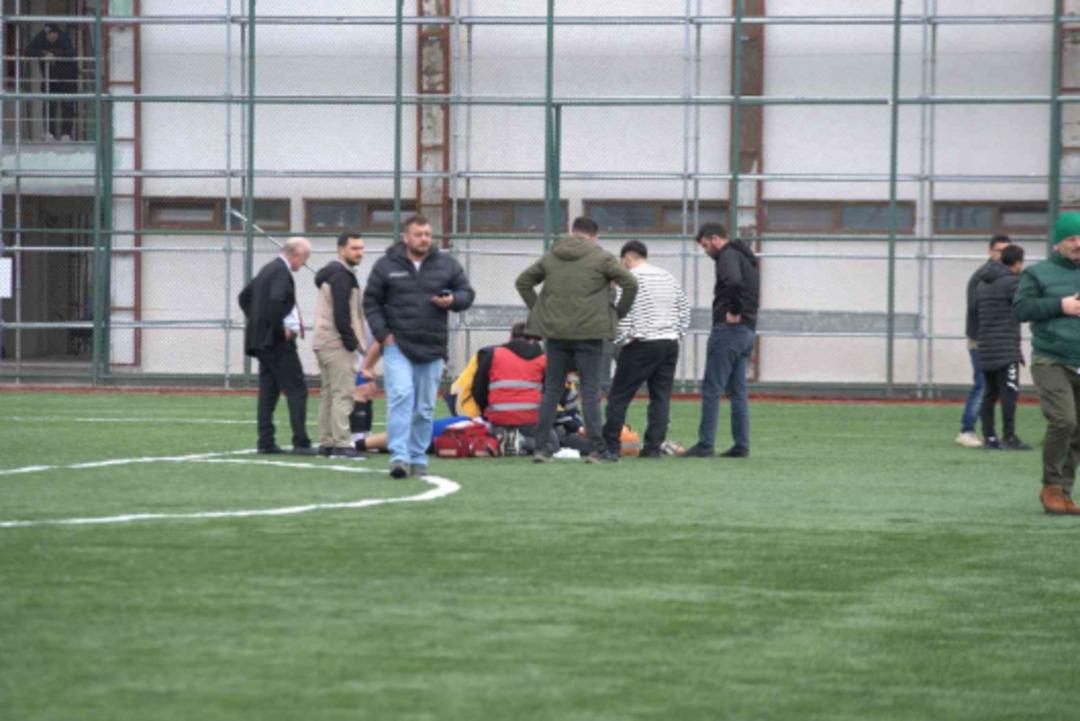 Ma&ccedil; sırasında ilgin&ccedil; olay! Yaşanan sakatlık sonrası &uuml;z&uuml;l&uuml;p ma&ccedil;ı bıraktılar 2