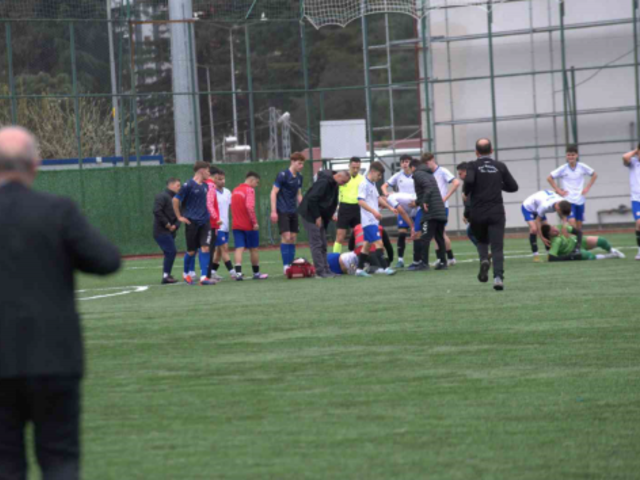 Ma&ccedil; sırasında ilgin&ccedil; olay! Sakatlık sonrası &uuml;z&uuml;l&uuml;p ma&ccedil;ı bıraktılar