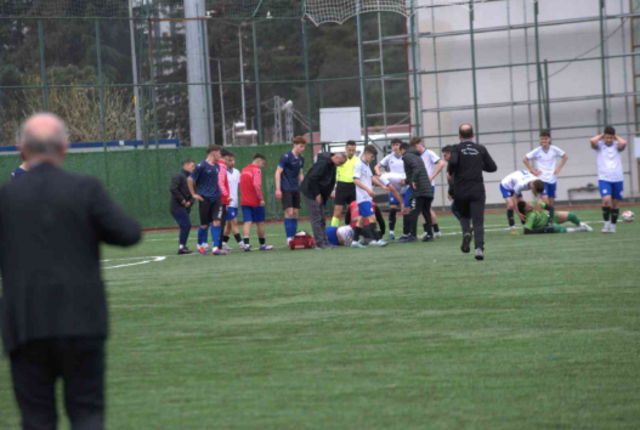 Maç sırasında ilginç olay! Yaşanan sakatlık sonrası üzülüp maçı bıraktılar