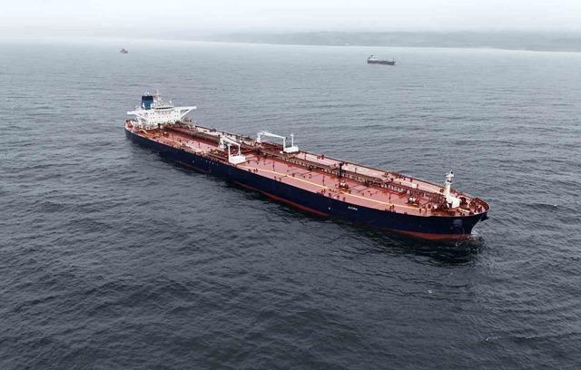 İstanbul Boğazı’na yaklaşırken vurulan tanker havadan görüntülendi 1