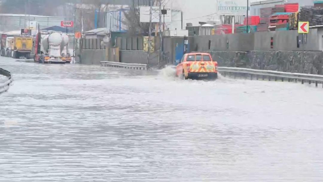 Çekmeköy de dere yola taştı: Sarıyer de yollar göle döndü! 1
